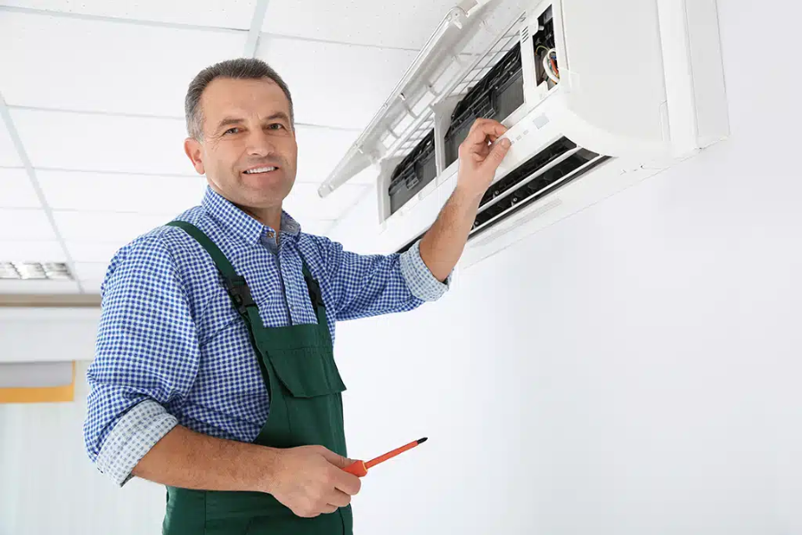 Kỹ thuật viên kiểm tra trước khi bàn giao cho khách hàng